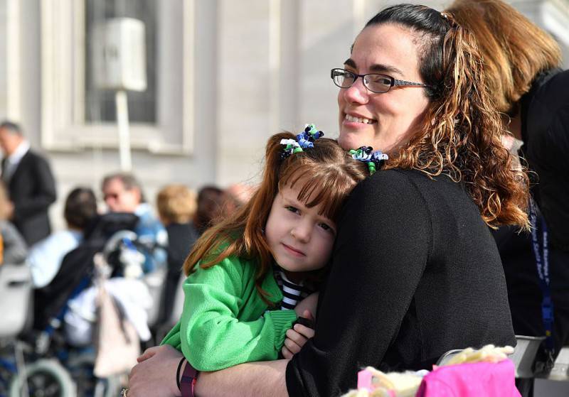 Lizzy Meyer e la mamma a San Pietro (TIZIANA FABI/AFP/Getty Images)
