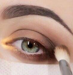 Stendere l'ombretto marrone scuro all'angolo esterno dell'occhio e fonderlo con quello chiaro. 