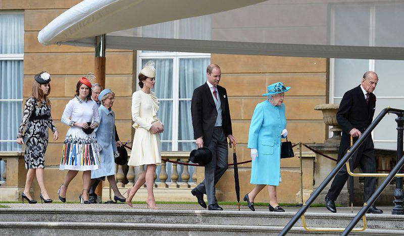 La famiglia reale britannica: Beatrice ed Eugenia di York, Kate e William, la Regina Elisabetta e il principe Filippo (JOHN STILLWELL/AFP/Getty Images)