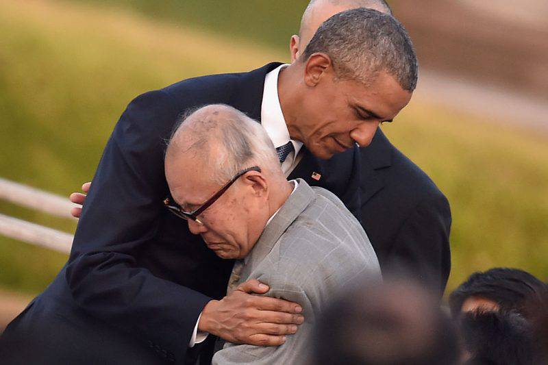 IL presidente Usa Barack Obama abbraccia un sopravvissuto al bombardamento nucleare di Hiroshima (Atsushi Tomura/Getty Images) (