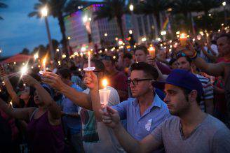 Una veglia per le vittime della strage di Orlando, in Florida (Drew Angerer/Getty Images)