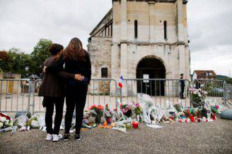 Memoriale davanti alla chiesa di Saint-Etienne du Rouvray (CHARLY TRIBALLEAU/AFP/Getty Images)