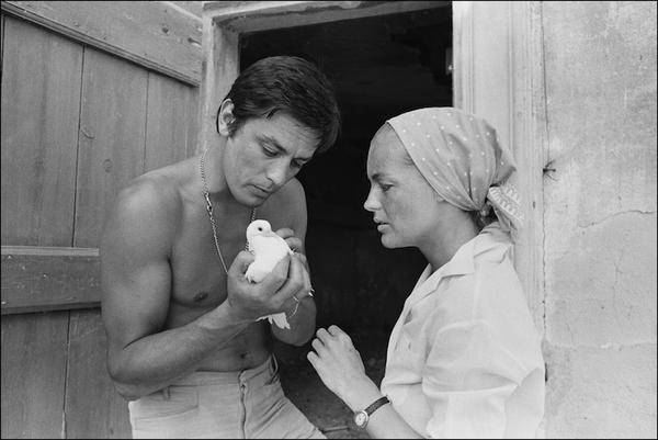 FRANCE, SAINT-TROPEZ - AUGUST: French actor Alain Delon and Austrian born actress Romy Schneider (R) on the set of The Swimming Pool (La Piscine) in 1968 in Saint-Tropez, France. (Photo by Jean-Pierre BONNOTTE/GAMMA/Gamma-Keystone via Getty Images ) *** Local Caption *** Alain Delon Romy Schneider