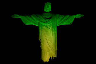La statua del Cristo Redentore a Rio De Janeiro in vista delle Olimpiadi (Chris McGrath/Getty Images)