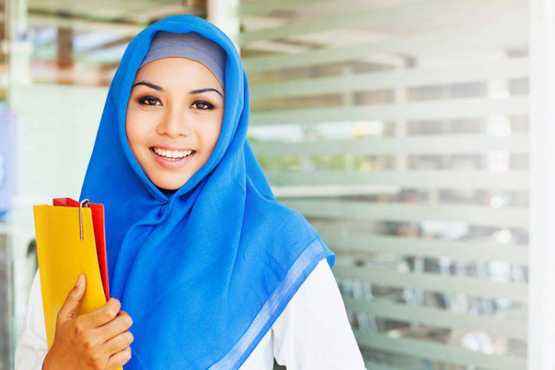 Ragazza con il velo islamico Hijab (LiudmylaSupynska iStock)