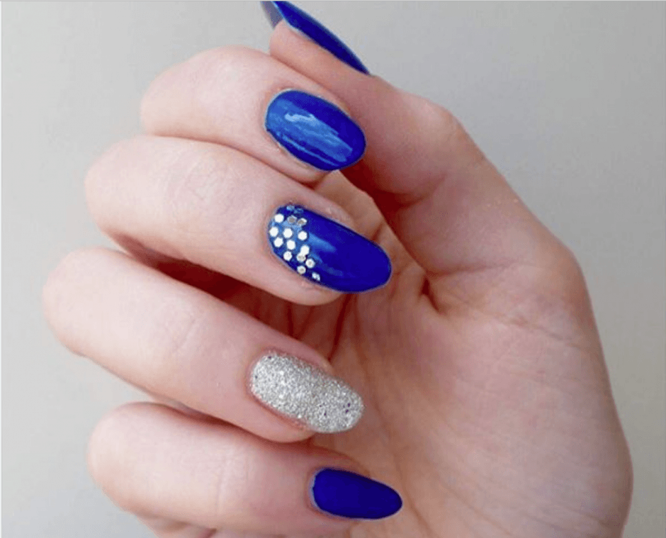 Nail art blu il video tutorial con un'idea per chi è alle prime armi