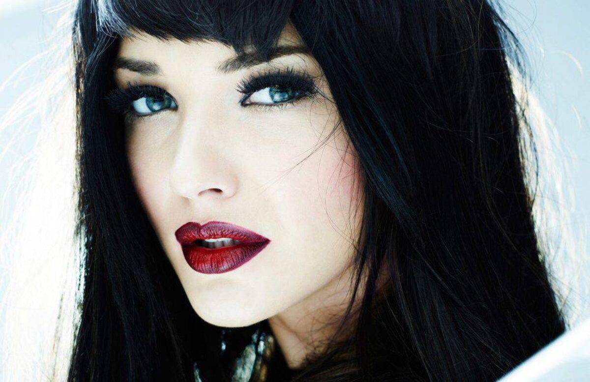 Capelli nero blu, la tipologia di donne a cui stanno meglio