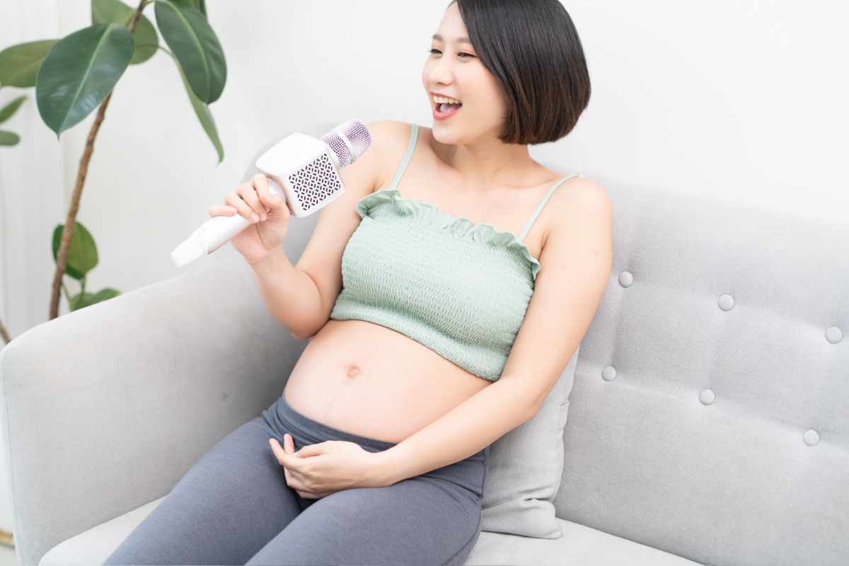 donna in gravidanza canta al karaoke