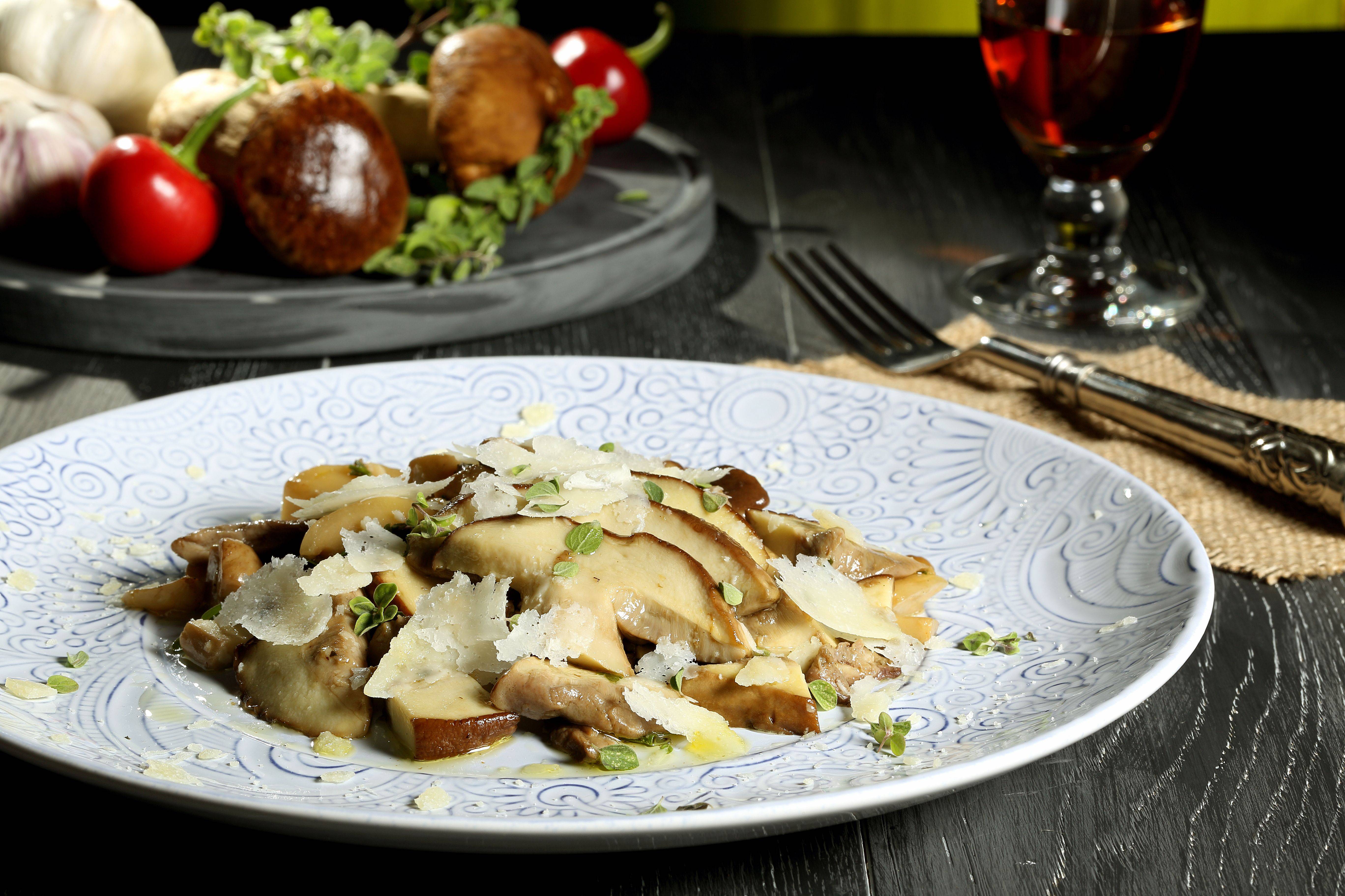 Il sapore e il profumo dei funghi porcini in questa fresca insalata