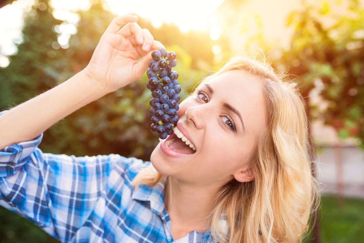 Девушка есть виноград. Девушка с виноградом. Девушка ест виноград. Кушать виноград. Человек ест виноград.