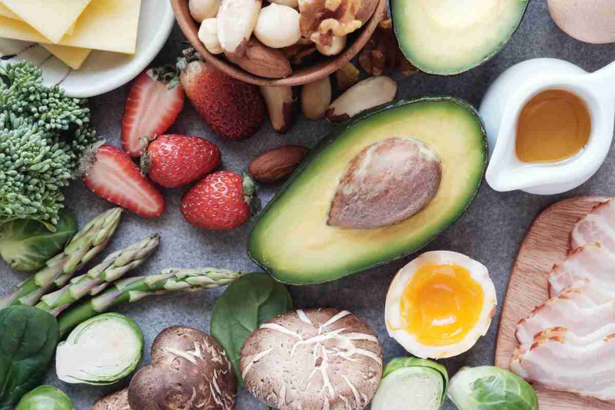 cibi sani per la dieta, avocado fragole asparagi funghi e uova