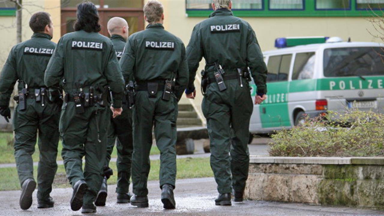 Germania: folle armato di coltello semina il panico, la polizia gli spara