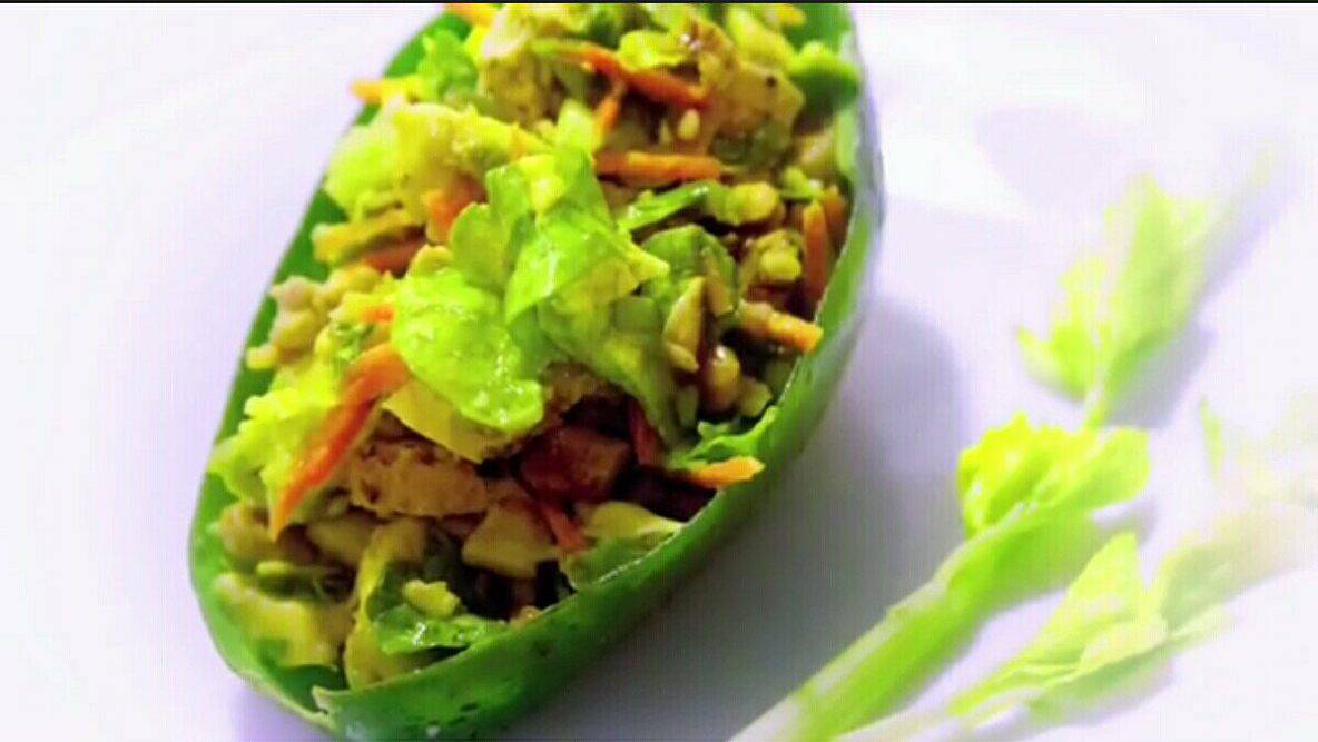 Come preparare un'insalata proteica vegana