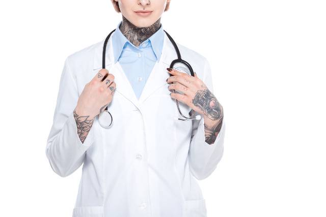 medico con tatuaggi