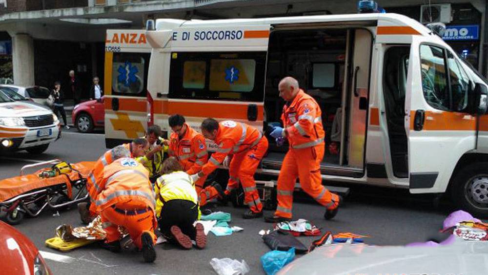 In Vatican, the car crashed into a crowd of tourists 118-ambulanza-2