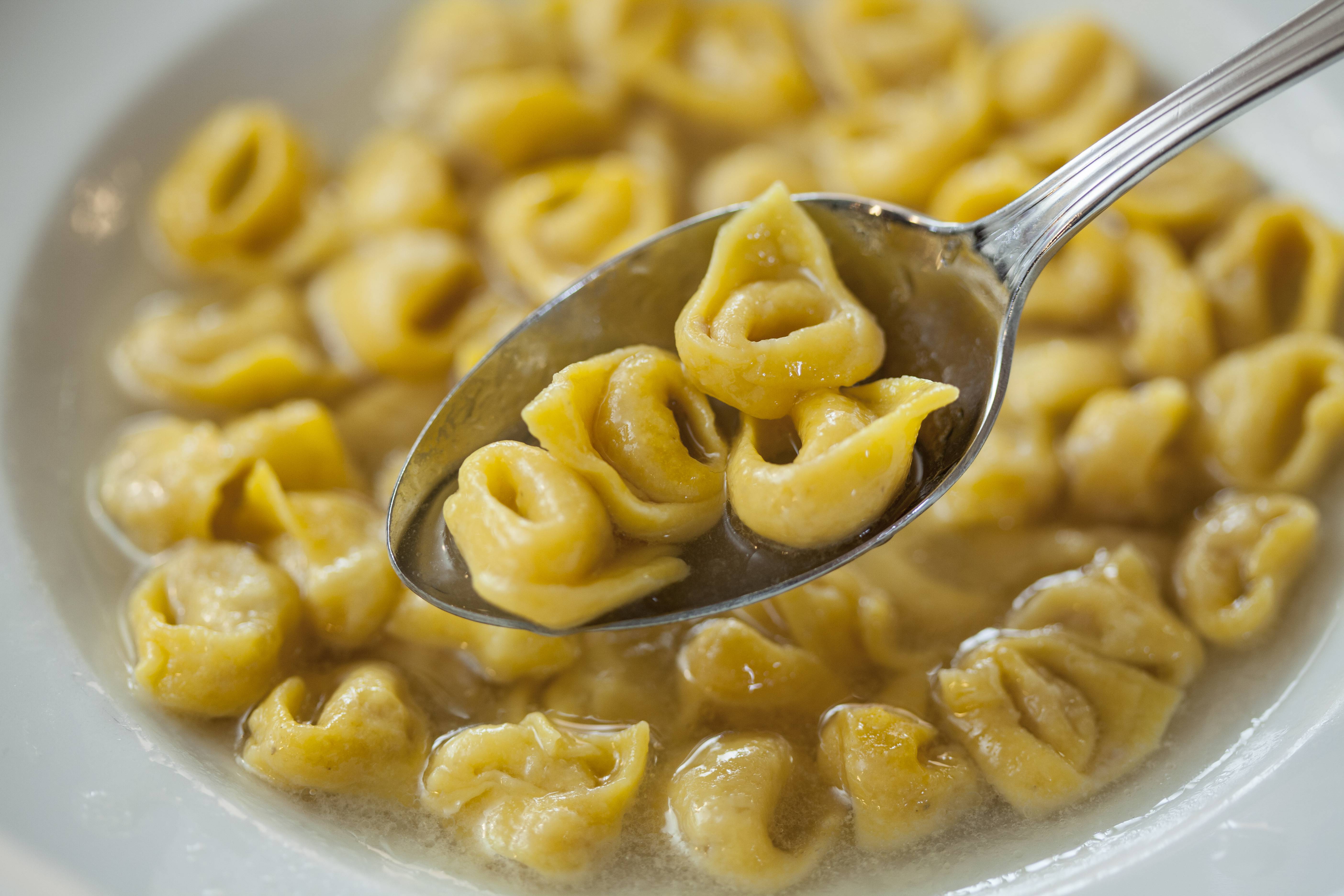 Tortellini in brodo, la ricetta di Santo Stefano 