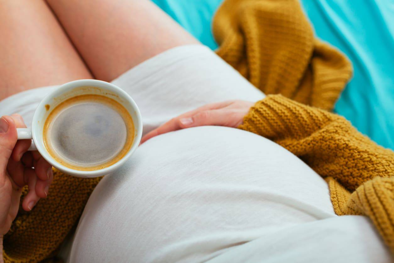 Bere tè o caffè in gravidanza mette a rischio il bambino 
