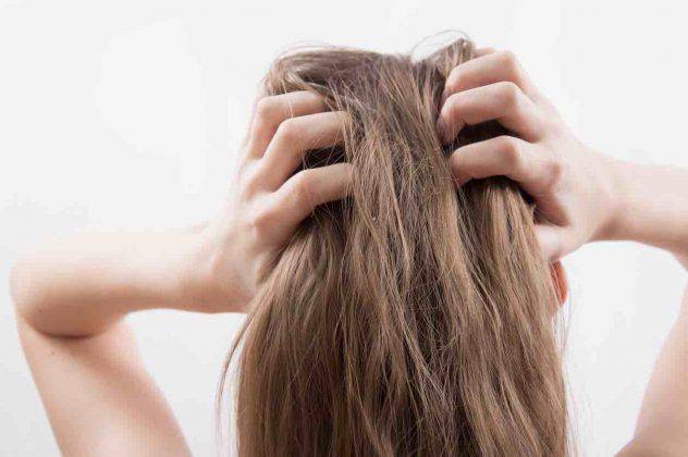 Toccarsi I Capelli Significato Psicologico Di Un Gesto Comune