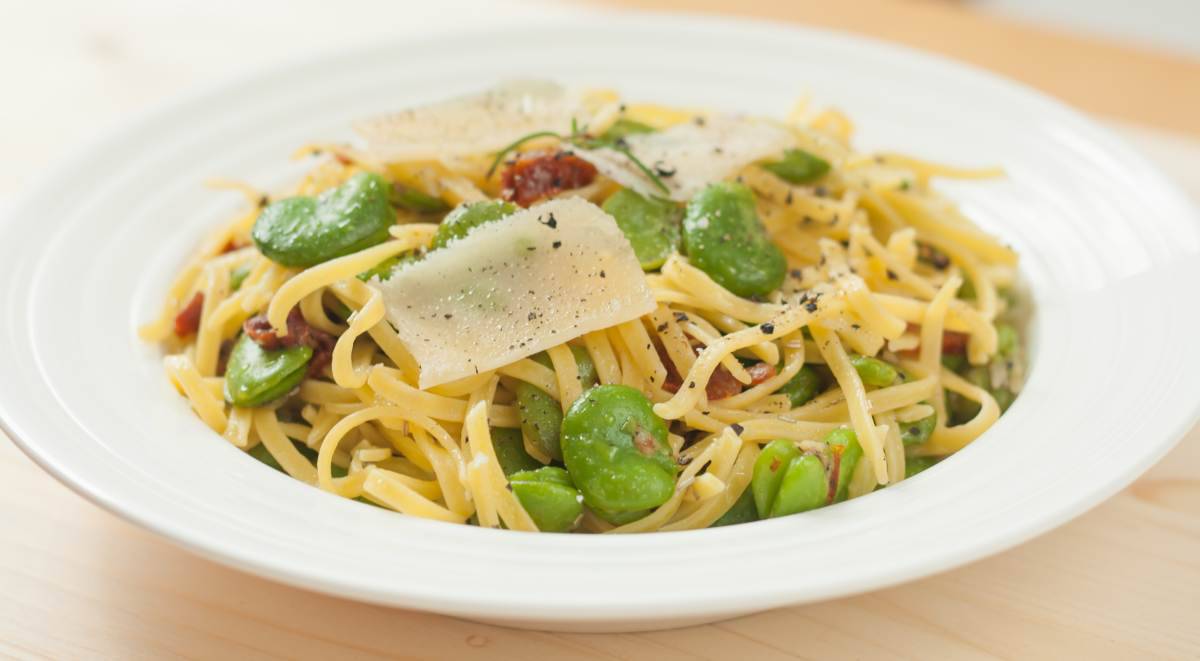 spaghetti con fave e pecorino, la ricetta