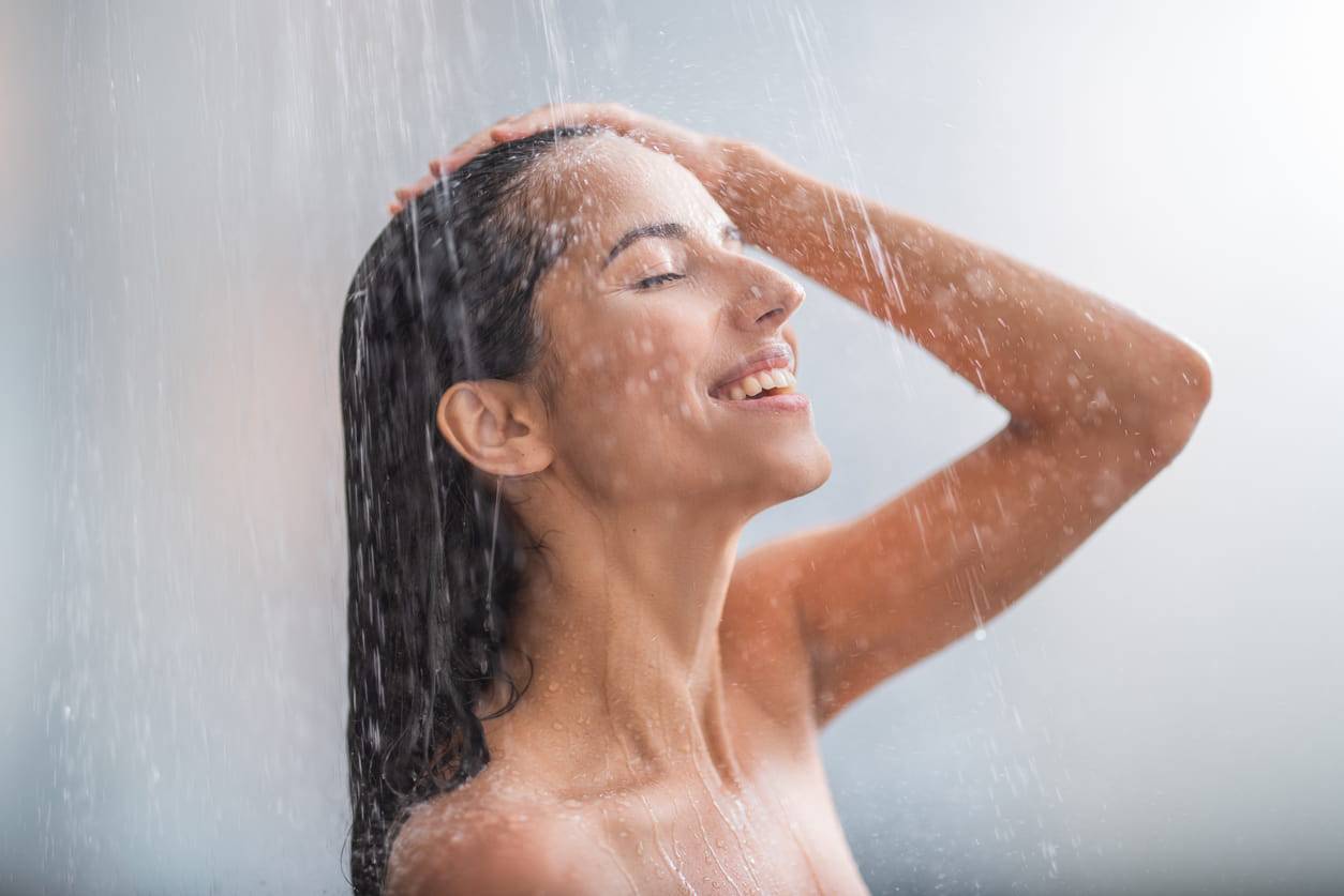 Come idratare la pelle sotto la doccia 