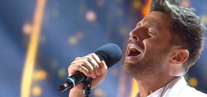 Filippo Bisciglia canta ad Amici Celebrities