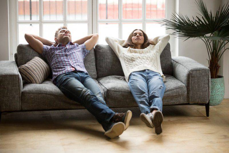 Coppia: il modo in cui vi sedete sul divano rivela che tipo di relazione avete
