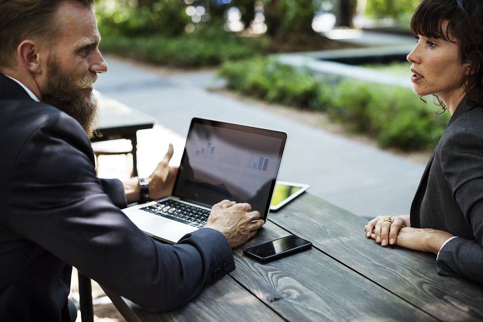 uomini e donne a lavoro: chi lavora di più?