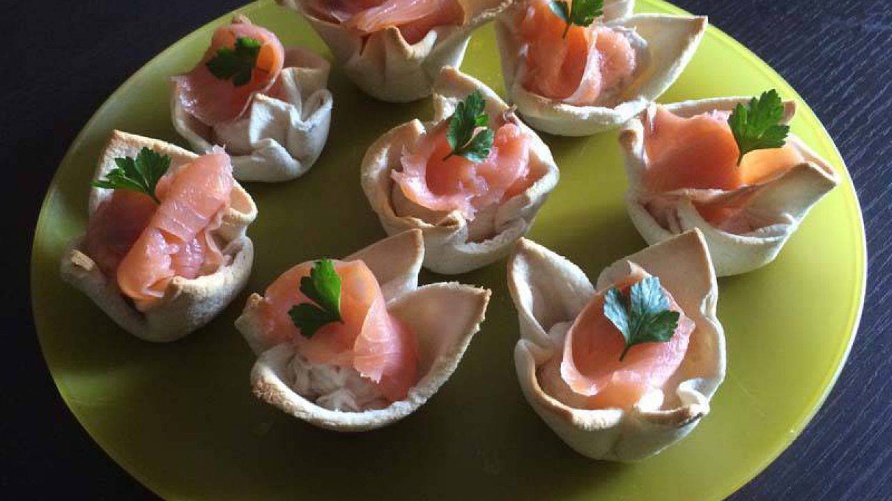 Antipasti Di Natale Sale E Pepe.Antipasto Natale Cestini Di Pancarre Con Robiola E Salmone Affumicato