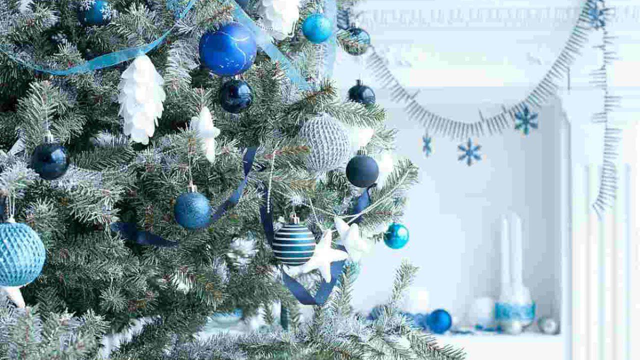 Raffinato Albero Di Natale Elegante.Albero Di Natale Blu Come Addobbarlo Per Renderlo Elegante E Raffinato