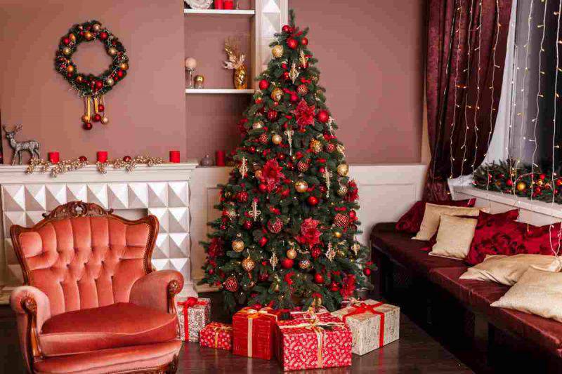 Decorazioni Natalizie Bianche E Rosse.Albero Di Natale Con Decorazioni Rosse Un Classico Delle Festivita