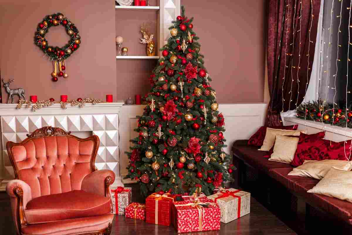 Albero Di Natale Rosso E Oro Con Fiocchi.Albero Di Natale Con Decorazioni Rosse Un Classico Delle Festivita