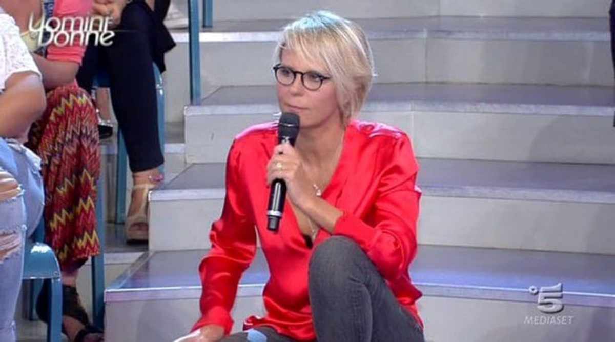 Maria De Filippi seduta al Trono Classico