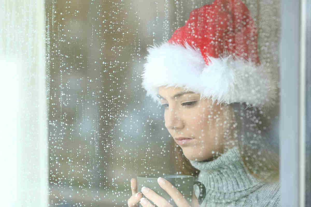 Donna con cappellino di Natale