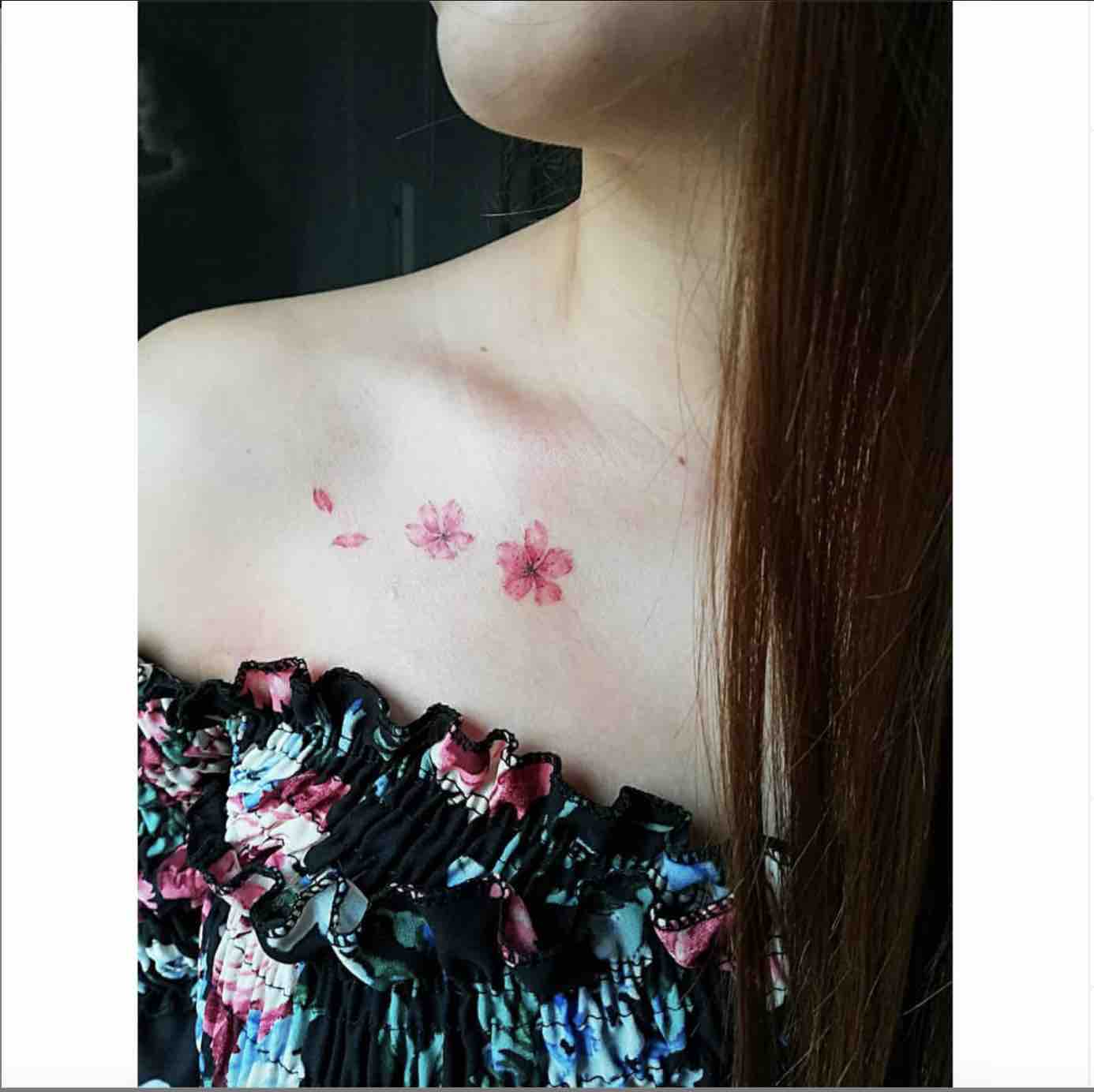 tatuaggio fiori colorati