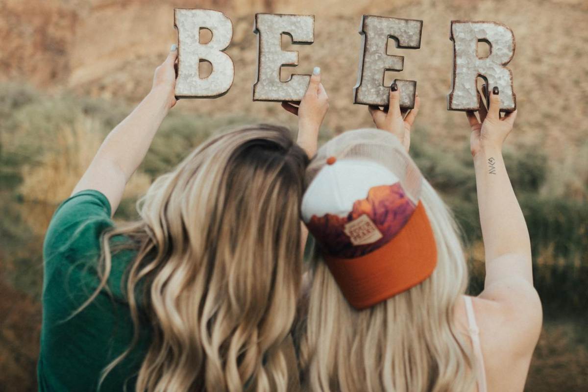 Ragazze di spalle con la scritta birra in inglese