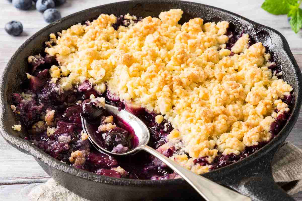 un crumble in padella con un cucchiaio in mezzo
