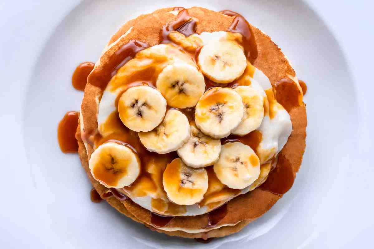 Pancake alla banana in un piatto viste dall'alto