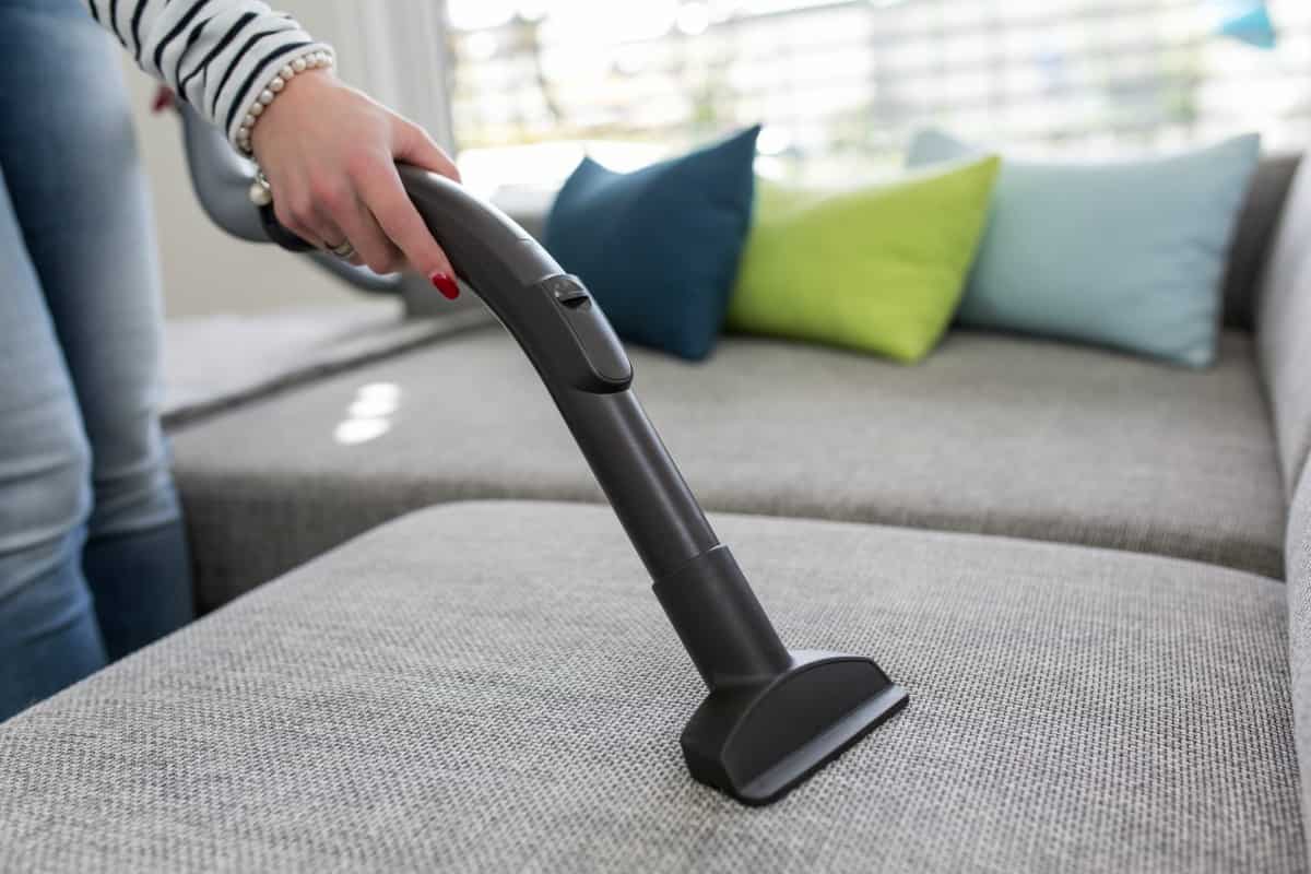 5 rimedi per pulire ed igienizzare il divano