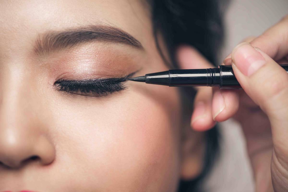 Applicazione Eye Liner Fare La Linea Perfetta In 5 Mosse