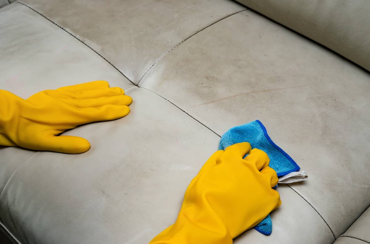 5 rimedi e abitudini per tenere sempre il divano pulito ed igienizzato 