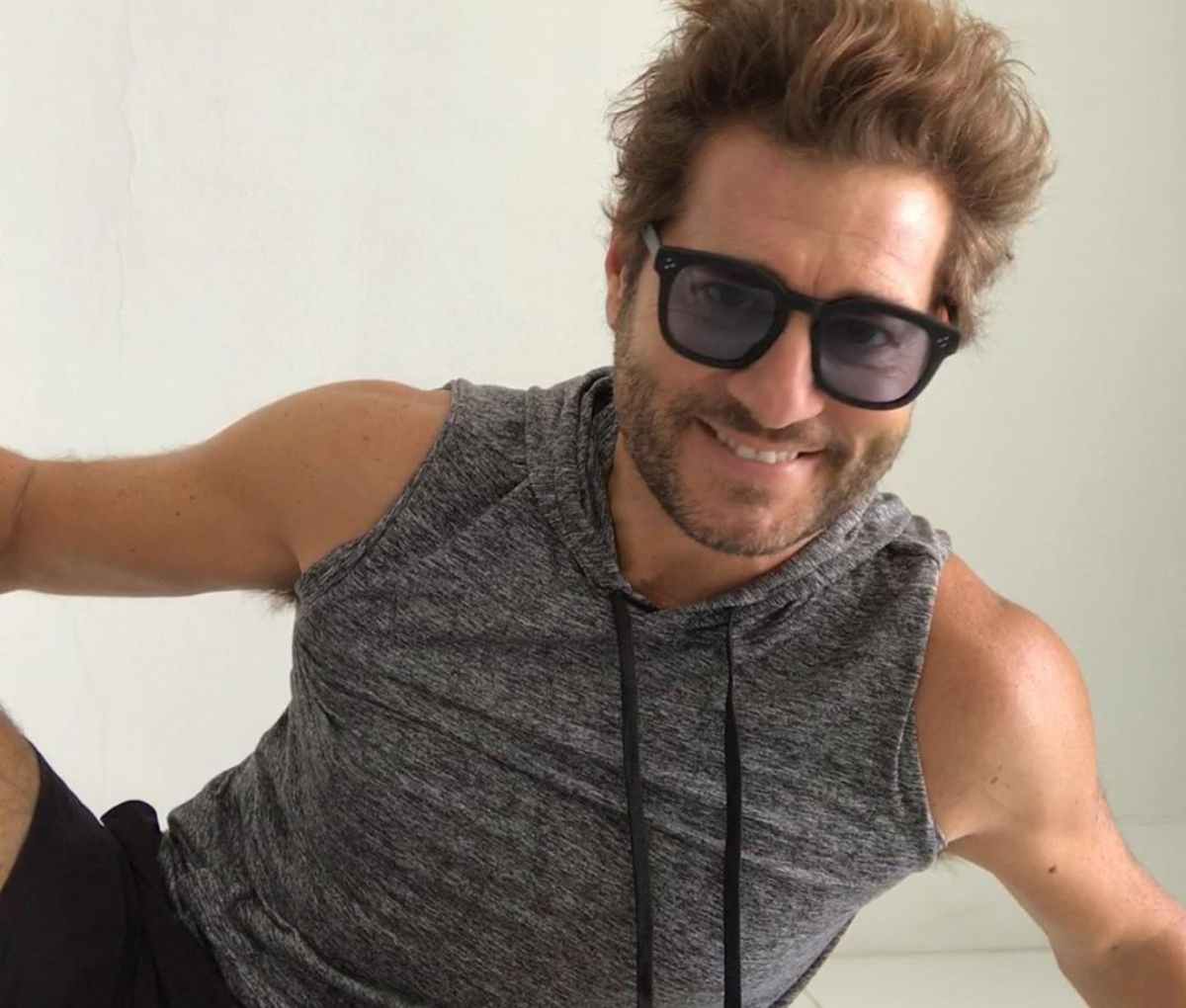 Enrico Papi si allena