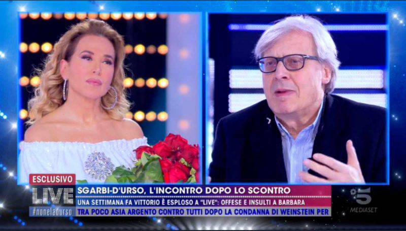 Vittorio Sgarbi regala rose a Barbara d'Urso