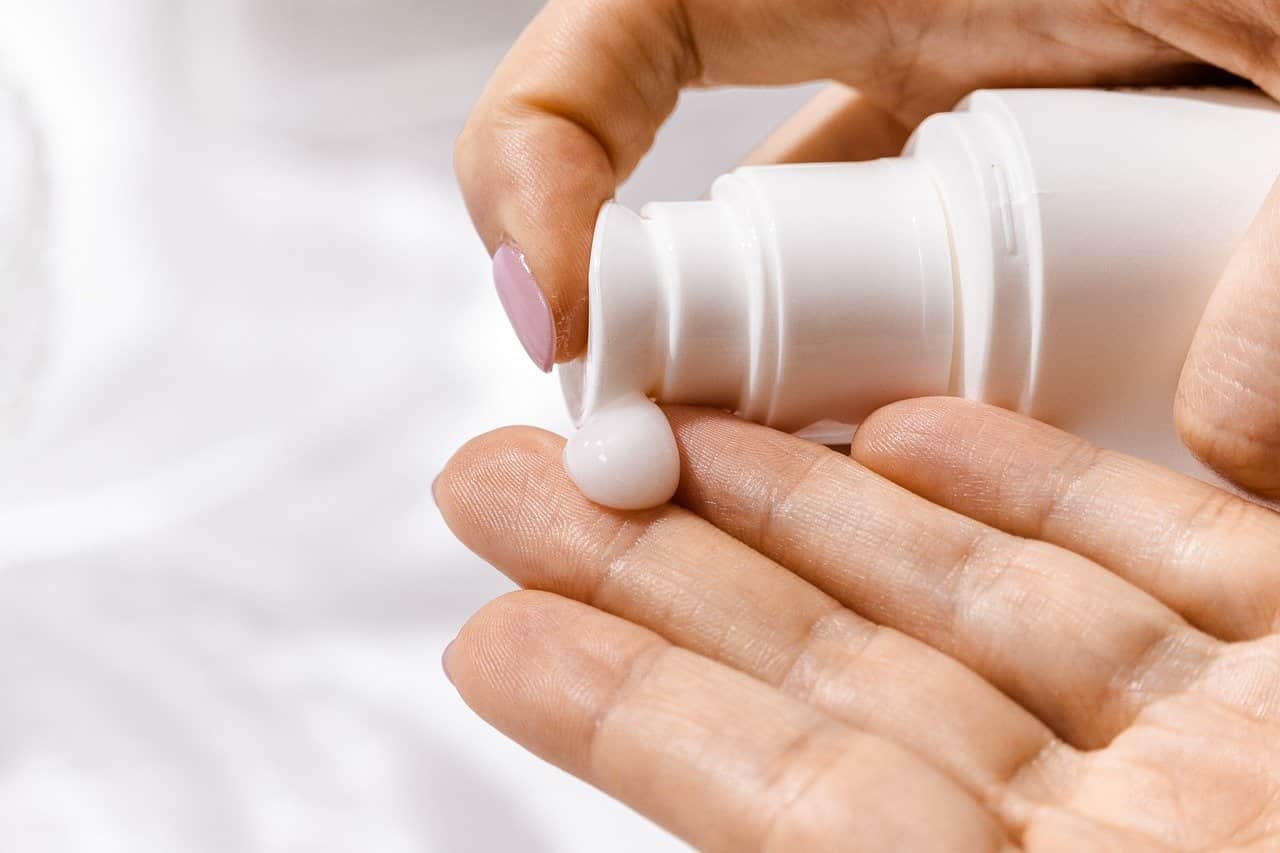 5 modi per prendersi cura della pelle delle mani dopo l'igienizzante 