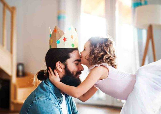 Bacio sulla fronte, perchè lo diamo e cosa prova chi lo riceve