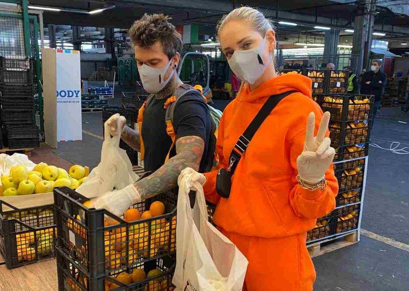 Fedez e Chiara Ferragni raccolto frutta e verdura per beneficenza
