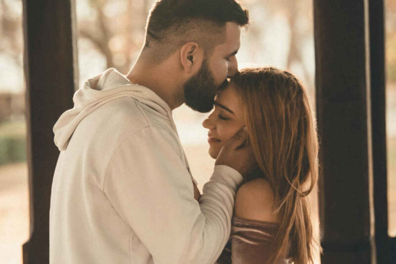 Il bacio sulla fronte: scopri il significato nascosto che ti