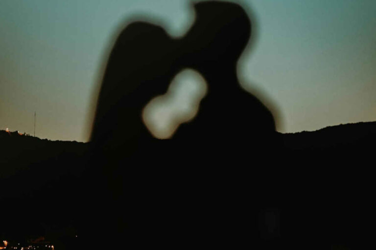 Il bacio sulla fronte: scopri il significato nascosto che ti