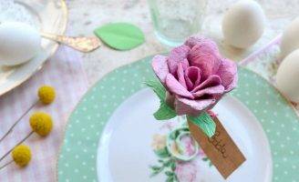 riciclo creativo segnaposto con rosa di carta