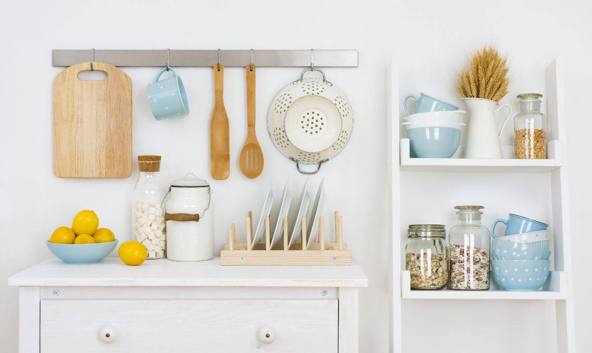 Scaffali della cucina puliti e ordinati? Ecco tutti i trucchi!