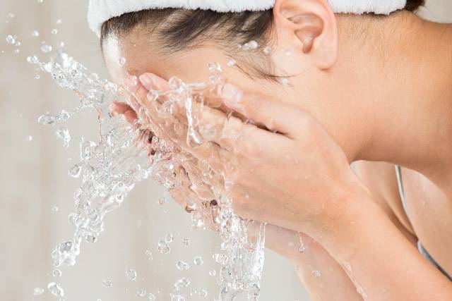 Combatti l'acne e scopri quante volte dovresti lavarti il viso per contrastarlo